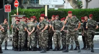 Un militaire tire à balles réelles lors d'un exercice