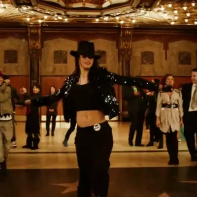 Clip : Michael Jackson inspire une jeune femme dans "Hollywood Tonight"