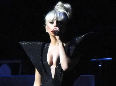 Photos : Lady Gaga : pop-star sexy et futuriste pour le Jingle Ball 2011 !