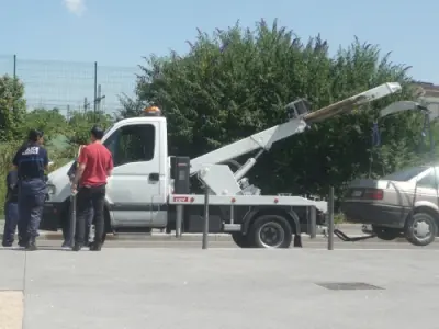 La fourrière embarque un corbillard lyonnais et le corps qu'il transporte