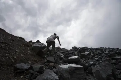 Mines canadiennes à l'étranger: or, sang et feuille d'érable