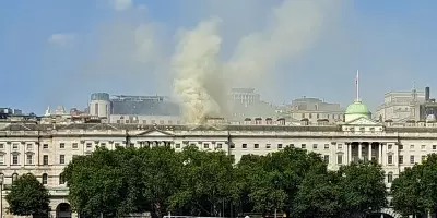 Incendie sur le toit d'un centre d'art à Londres, une centaine de pompiers mobilisés